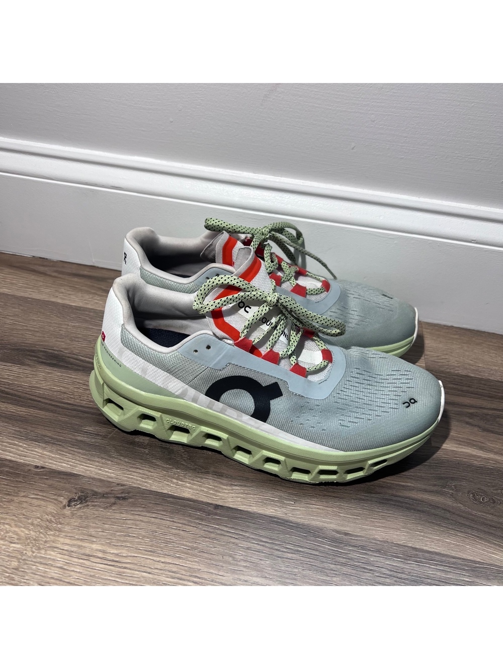 On cloud womens running shoes size 10.5